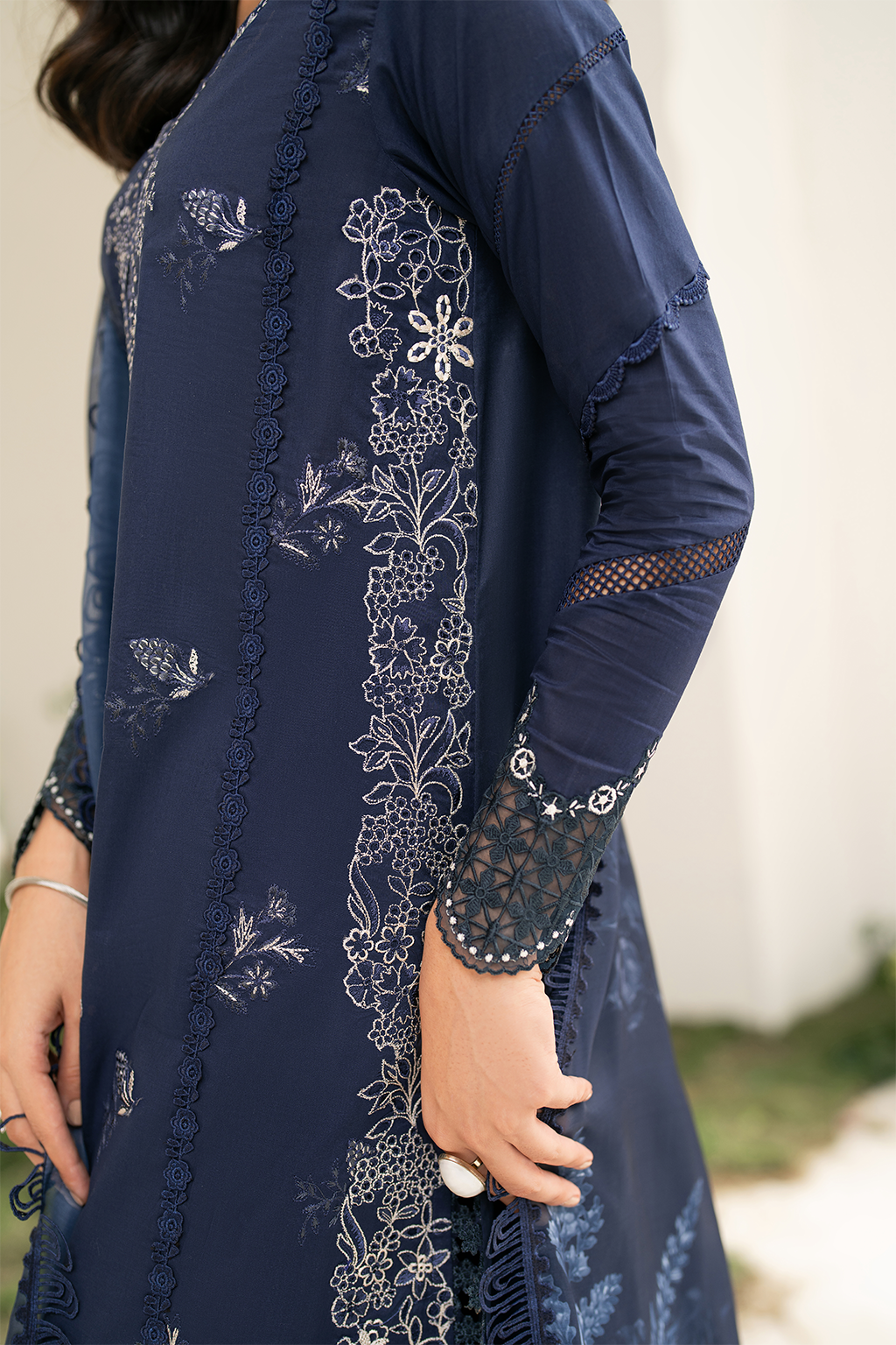 Iznik Festive Embroidered Lawn Edition '25 IFE-04