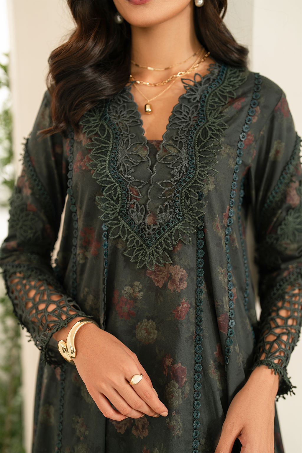 Iznik Festive Embroidered Lawn Edition '25 IFE-08