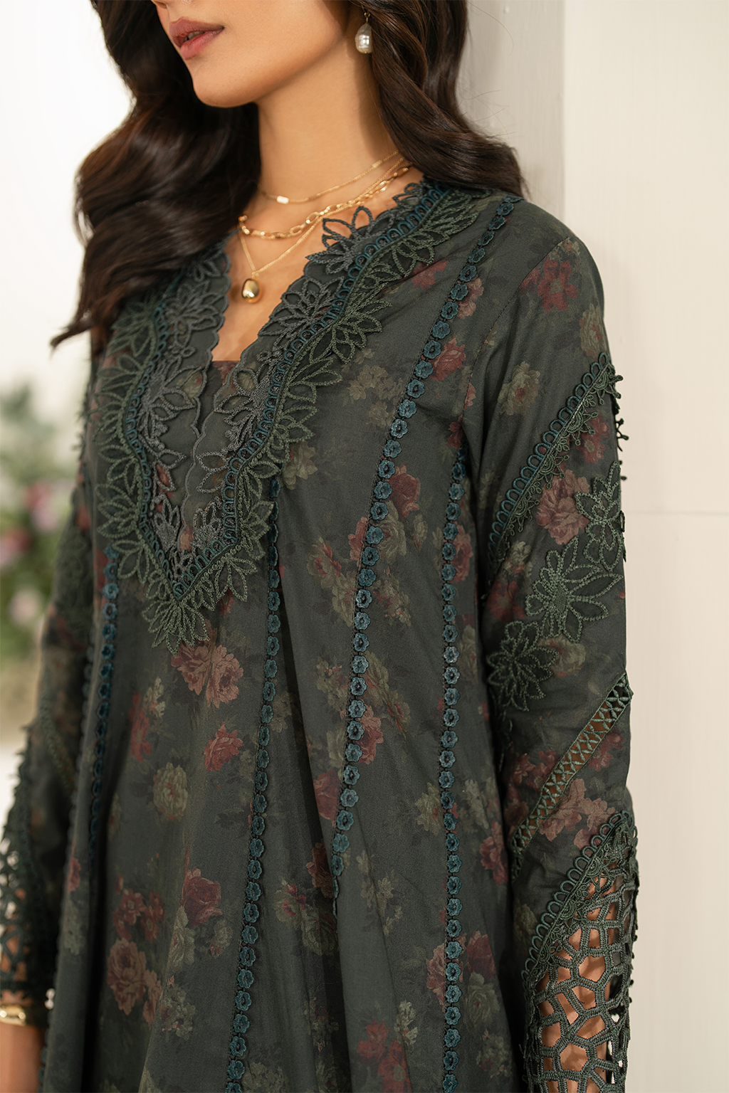 Iznik Festive Embroidered Lawn Edition '25 IFE-08