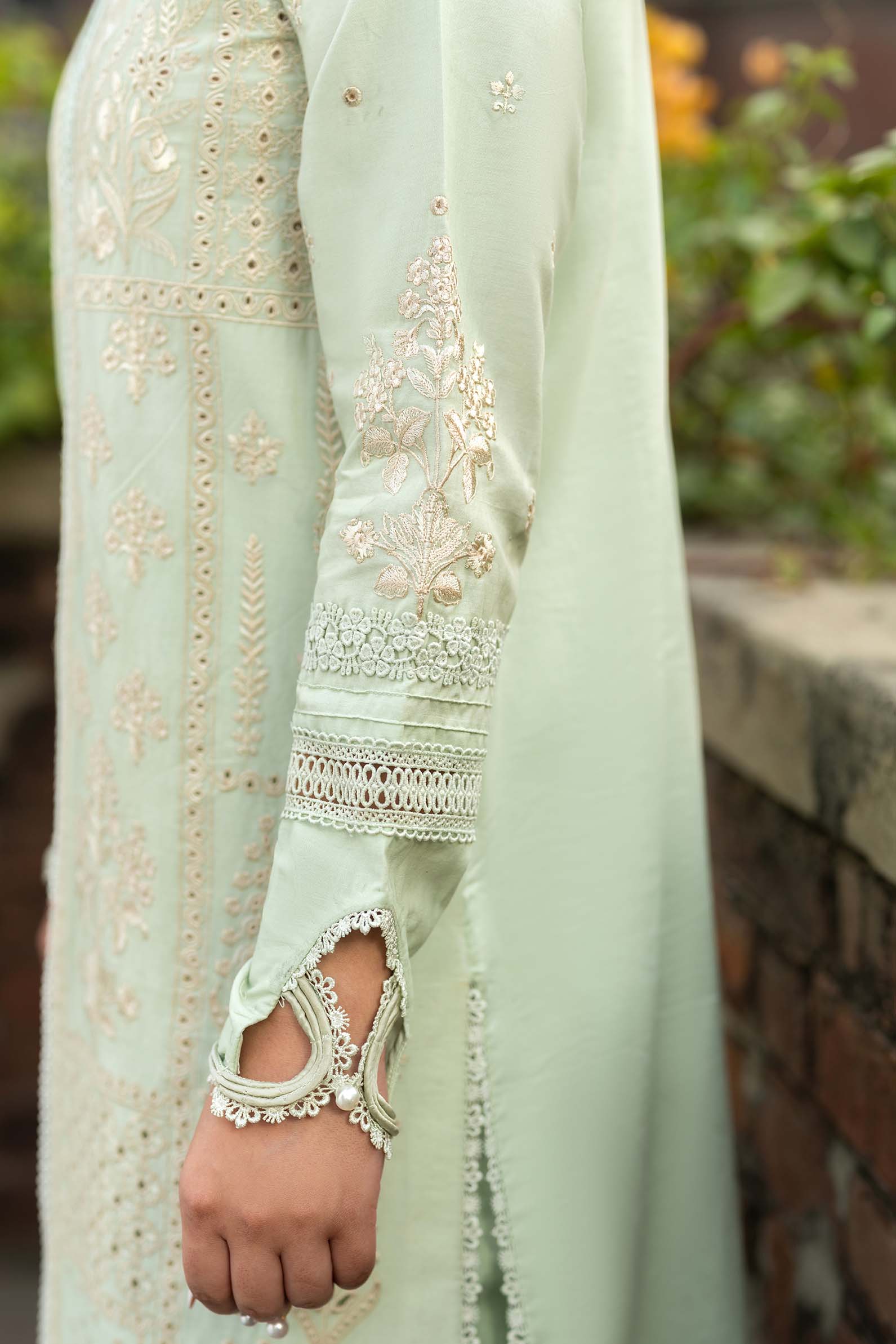 Maryam Hussain Luxury lawn`25 GULBEEN